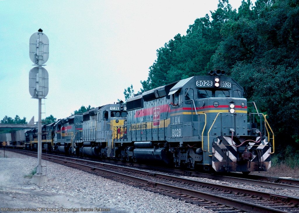 Louisville & Nashville SD40-2 #8028, leading Seaboard Coast Line train #320 is at track speed, with a friendly wave from the engineer